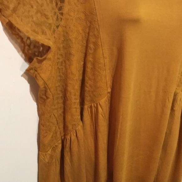 Kate & Mallory Lace Detailed Hi-Lo Top - NWOT - Picture 4 of 6